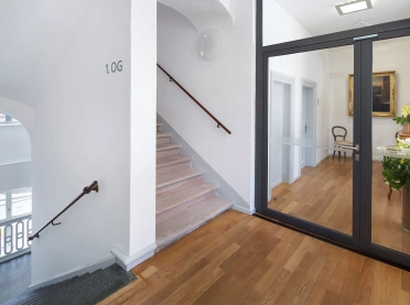 Guiding system for a historic building - Palais Graimberg - wayfinding level sign