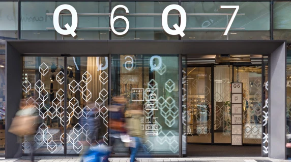 Orientation system, communication design, naming - Q 6 Q 7 Mannheim - entrance - glazing technique