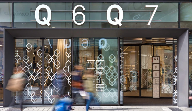 Orientation system, communication design, naming - Q 6 Q 7 Mannheim - entrance - glazing technique