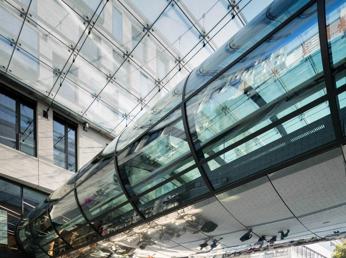 new construction - mixed used quarter - shopping gallery - restaurants - apartments - hotel - wellness and health facilities - offices - underground parking - Q 6 Q 7 Mannheim - Q6Q7 - reflecting glass connection bridge - outside under glass roof area