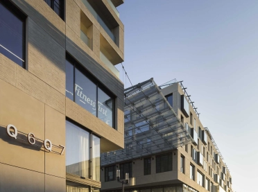 new construction - mixed used quarter - shopping gallery - restaurants - apartments - hotel - wellness and health facilities - offices - underground parking - Q 6 Q 7 Mannheim - Q6Q7 - evening light - view towards building passthrough - from street side