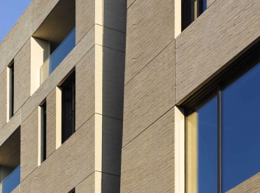 new construction - mixed used quarter - shopping gallery - restaurants - apartments - hotel - wellness and health facilities - offices - underground parking - Q 6 Q 7 Mannheim - Q6Q7 - facade structure - detail - beige lightly structured panelling