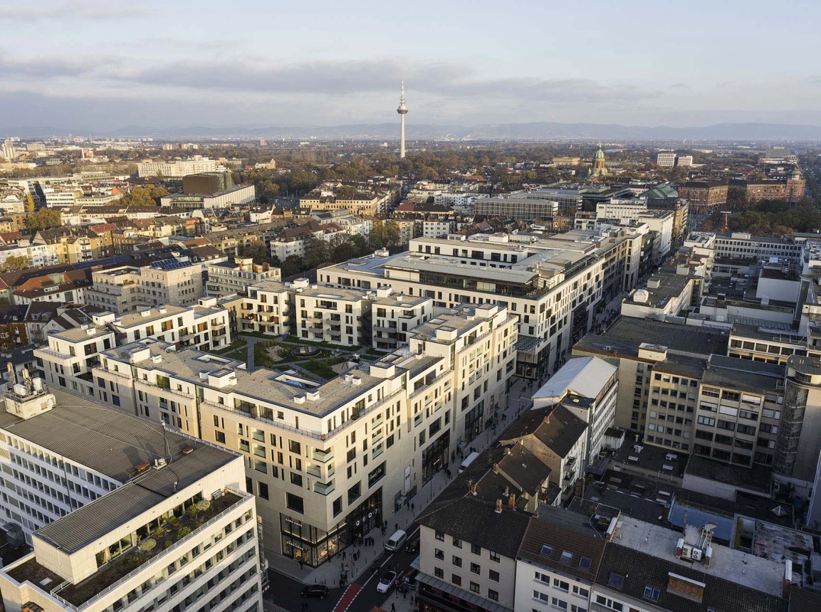 new construction - mixed used quarter - shopping gallery - restaurants - apartments - hotel - wellness and health facilities - offices - underground parking - Q 6 Q 7 Mannheim - Q6Q7 - area overview from top