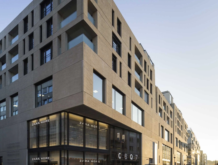 new construction - mixed used quarter - shopping gallery - restaurants - apartments - hotel - wellness and health facilities - offices - underground parking - Q 6 Q 7 Mannheim - Q6Q7 - building part - evening light - entrance area at building corner