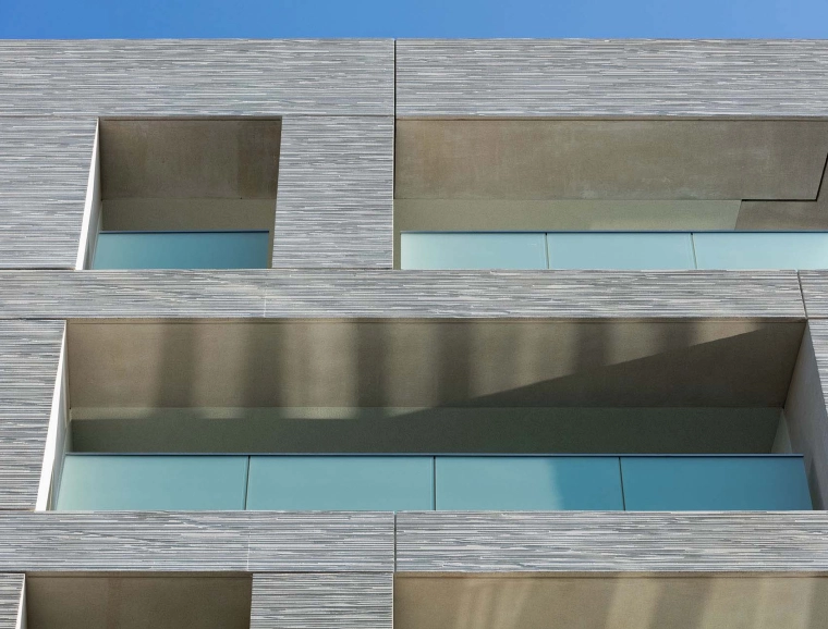 new construction - mixed used quarter - shopping gallery - restaurants - apartments - hotel - wellness and health facilities - offices - underground parking - Q 6 Q 7 Mannheim - Q6Q7 - facade structure - grey lined wall detail - arrangement of windows