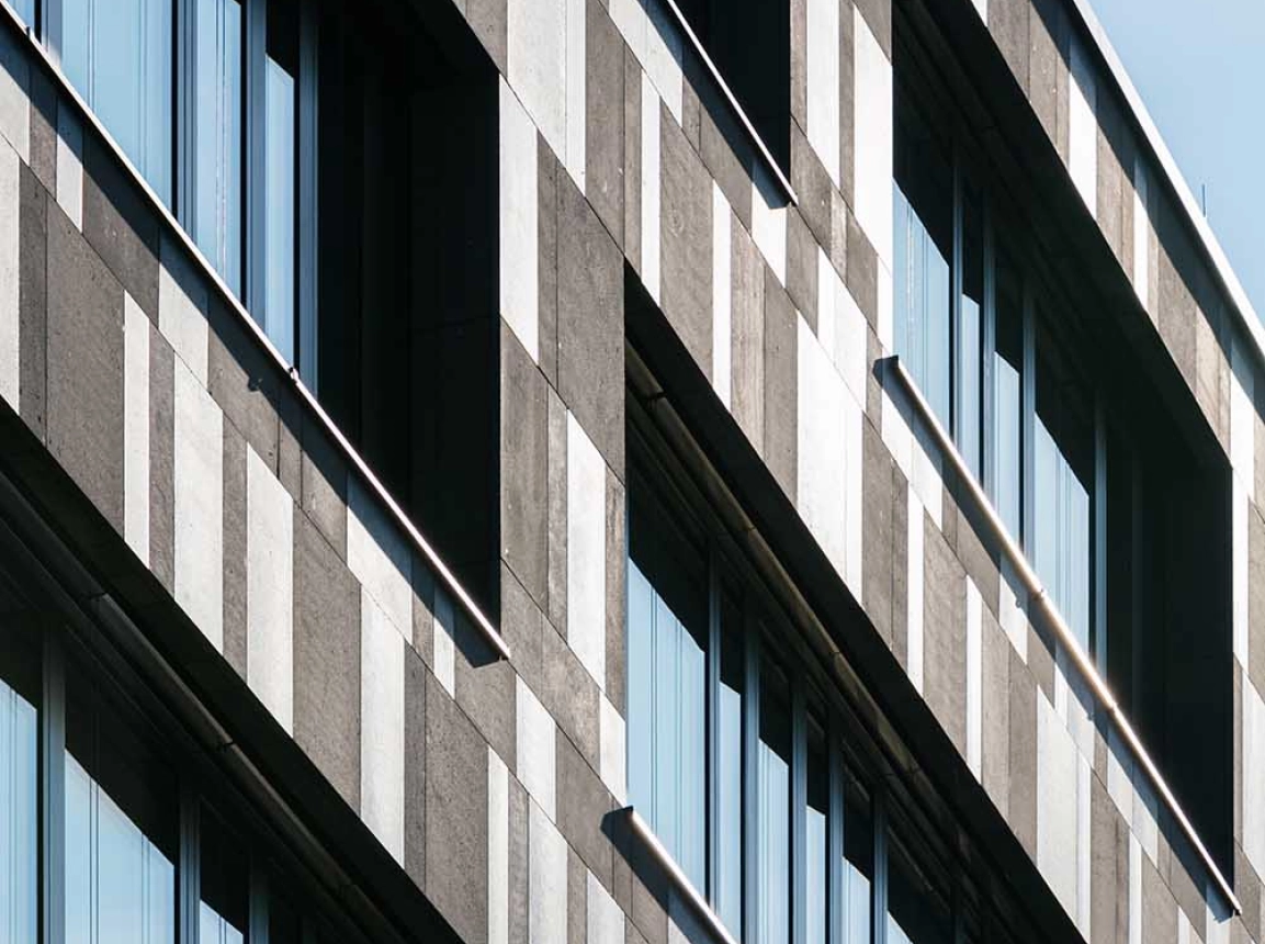 new construction - mixed used quarter - shopping gallery - restaurants - apartments - hotel - wellness and health facilities - offices - underground parking - Q 6 Q 7 Mannheim - Q6Q7 - facade structure - concrete patches in different shades