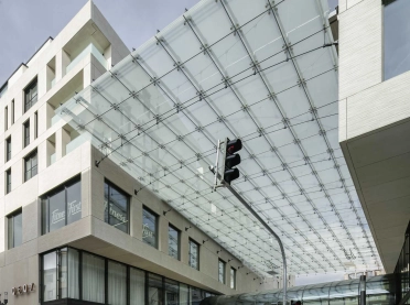 new construction - mixed used quarter - shopping gallery - restaurants - apartments - hotel - wellness and health facilities - offices - underground parking - Q 6 Q 7 Mannheim - Q6Q7 - view from streetside - glass roof covered area