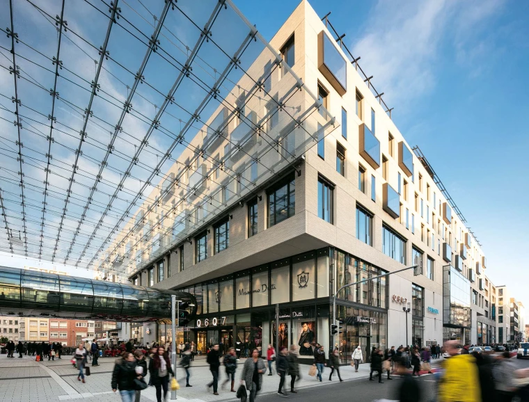 new construction - mixed used quarter - shopping gallery - restaurants - apartments - hotel - wellness and health facilities - offices - underground parking - Q 6 Q 7 Mannheim - Q6Q7 - entrance area overview - clear glass roof - glass connection bridge