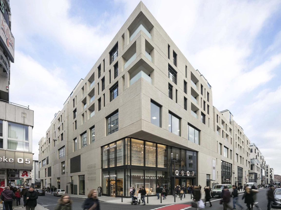 new construction - mixed used quarter - shopping gallery - restaurants - apartments - hotel - wellness and health facilities - offices - underground parking - Q 6 Q 7 Mannheim - Q6Q7 -building overview -  from left corner entrance