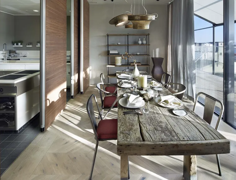 gourmet restaurant - new construction - Restaurant Opus V Mannheim - engelhorn - open kitchen - wooden dining table detail - daylight