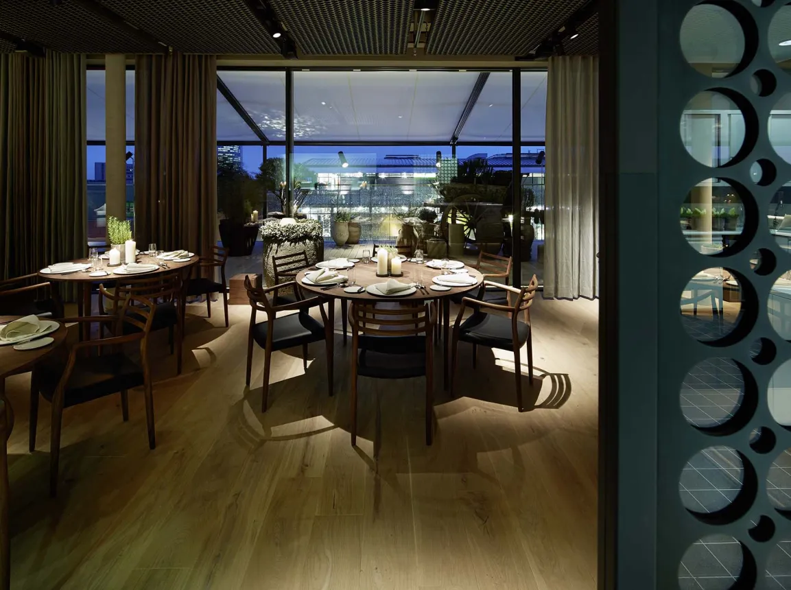 gourmet restaurant - new construction - Restaurant Opus V Mannheim - engelhorn - dining table in front of panoramic window