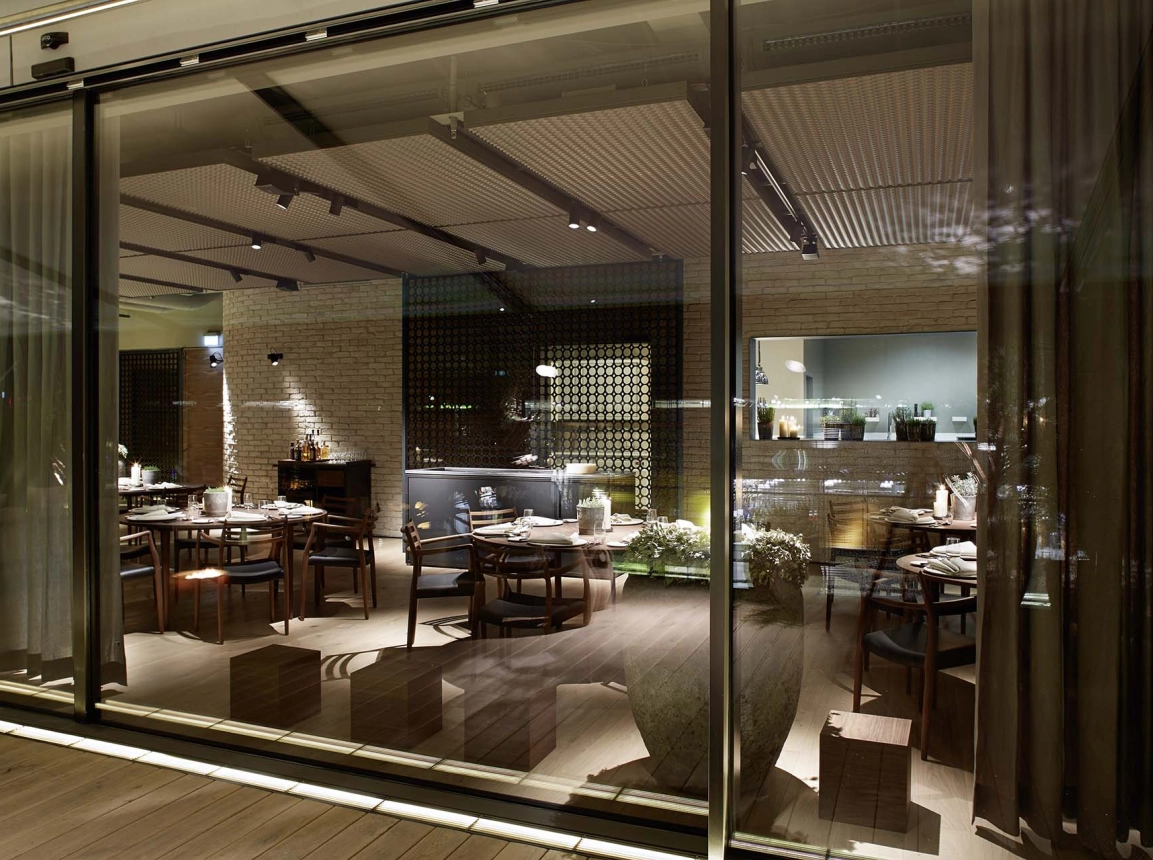 gourmet restaurant - new construction - Restaurant Opus V Mannheim - engelhorn - view into restaurant from rooftop - nighttime - dining area