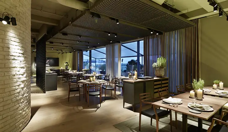 gourmet restaurant - new construction - Restaurant Opus V Mannheim - overview inside - dining area - wooden interior - dining tables