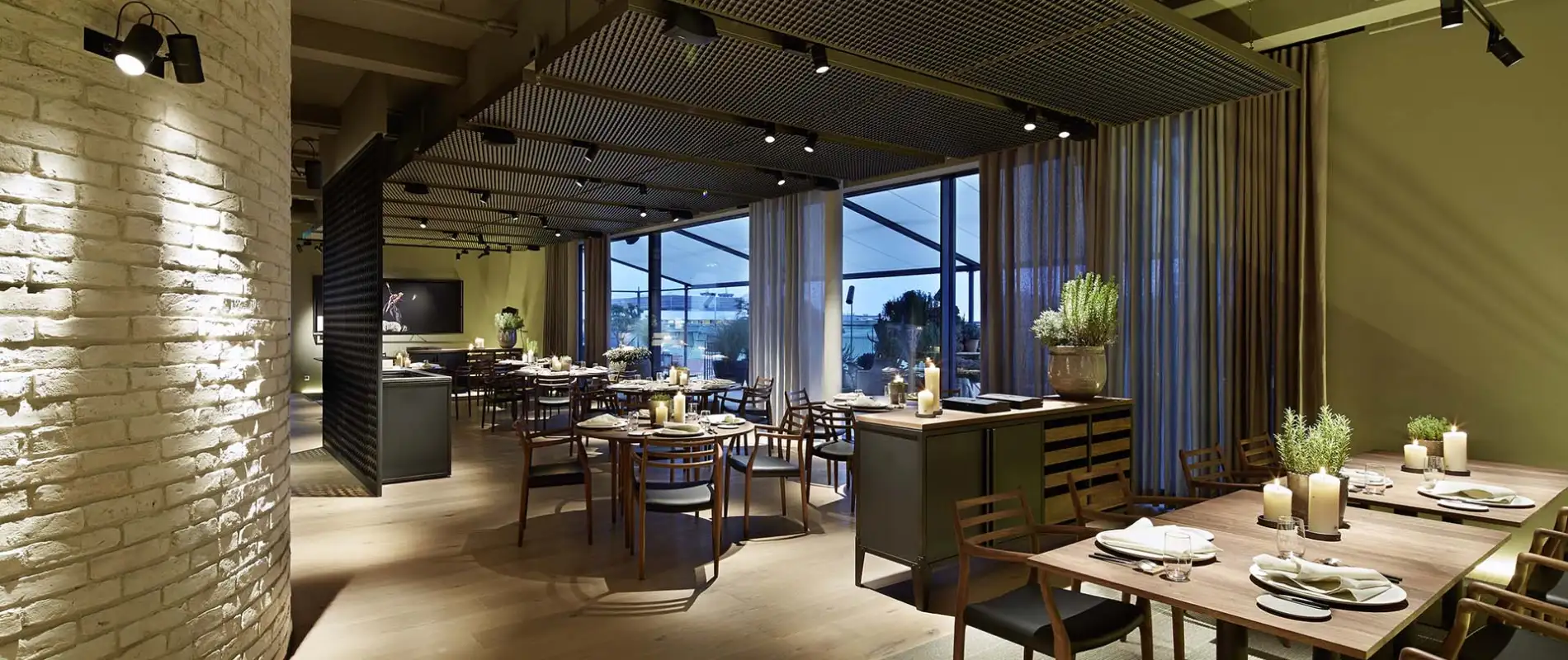 gourmet restaurant - new construction - Restaurant Opus V Mannheim - overview inside - dining area - wooden interior - dining tables