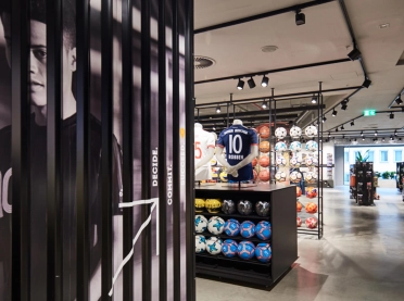 Retail Graphics - SportScheck Nuremberg - product presentation - room divider