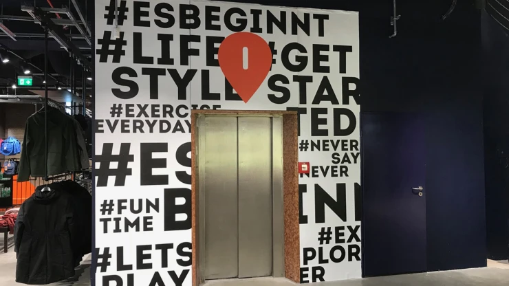 Retail Graphics - SportScheck Nuremberg - font elements - elevator