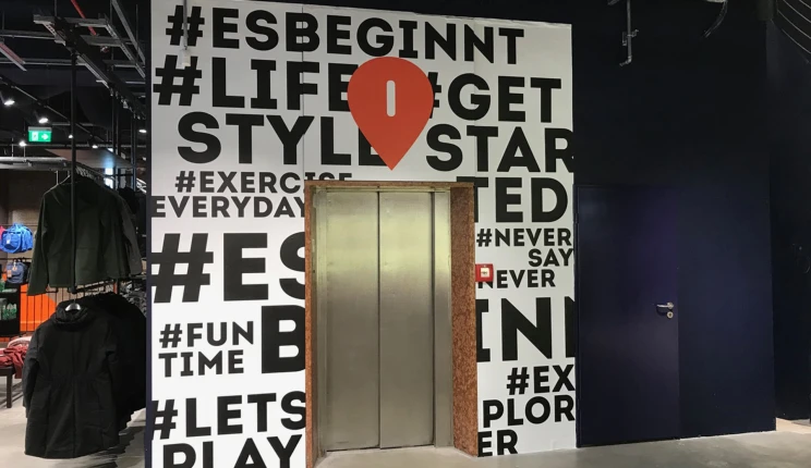 Retail Graphics - SportScheck Nuremberg - font elements - elevator