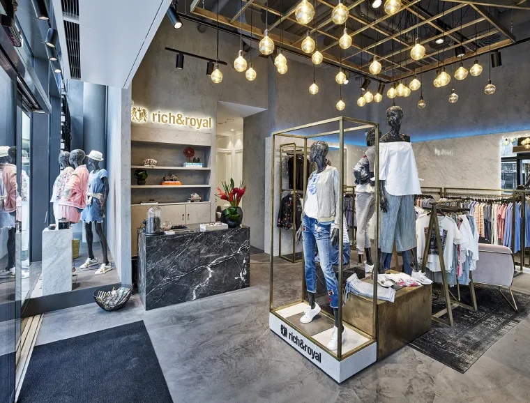 fashion flagship store - new design - construction - interior -Rich & Royal Stuttgart - inside overview - sharp angle - cashpoint - arrangement rack