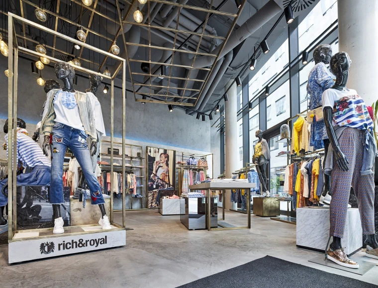 fashion flagship store - new design - construction - interior -Rich & Royal Stuttgart - store overview - low angle - display dummy - ceiling lights