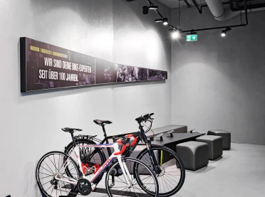 bike sports specialist store - new conception - Rose Biketown Munich - instore lounge - bycicle stands - sitting cubes