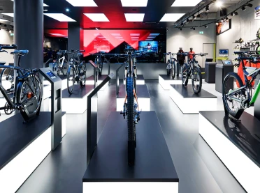 bike sports specialist store - new conception - Rose Biketown Munich - bike display podiums arranged geometrically
