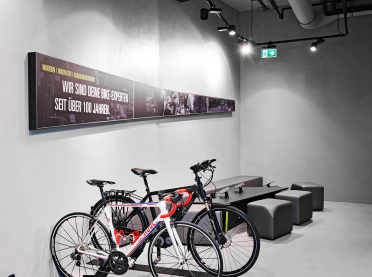 bike sports specialist store - new conception - Rose Biketown Munich - instore lounge - bycicle stands - sitting cubes