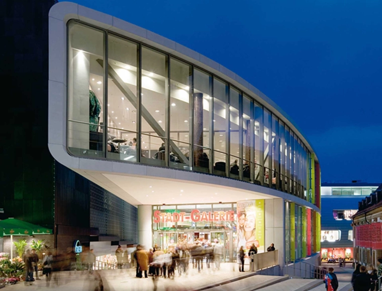 new construction - inner-city mall - competition - Stadtgalerie Heilbronn - outside facade view - entrance area - illumination by night