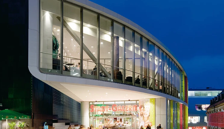 new construction - inner-city mall - competition - Stadtgalerie Heilbronn - outside facade view - entrance area - illumination by night