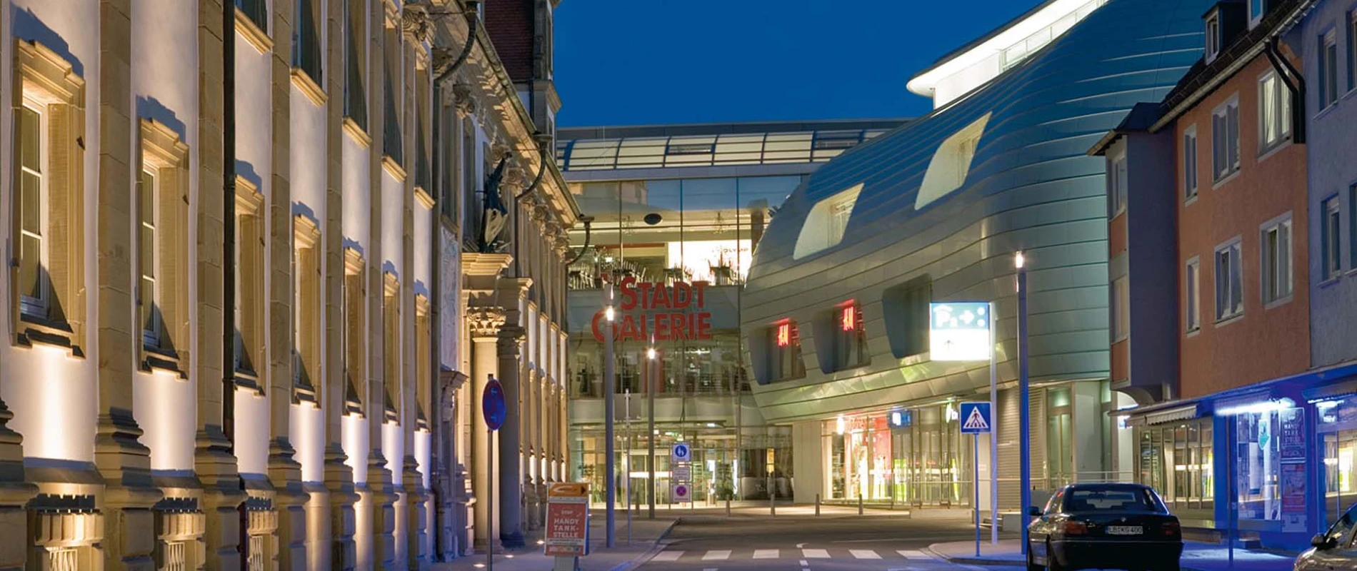 new construction - inner-city mall - competition - Stadtgalerie Heilbronn - outside facade view - streetside view - round facade walls - by night