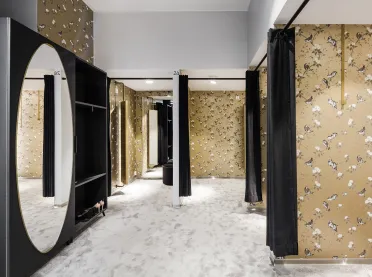 department store - new design - Stockmann Tapiola - fitting room area - golden wallpaper